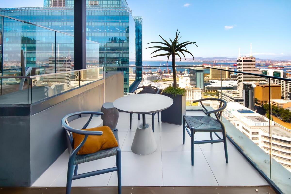 Apartment Breathtaking Skyline Haven